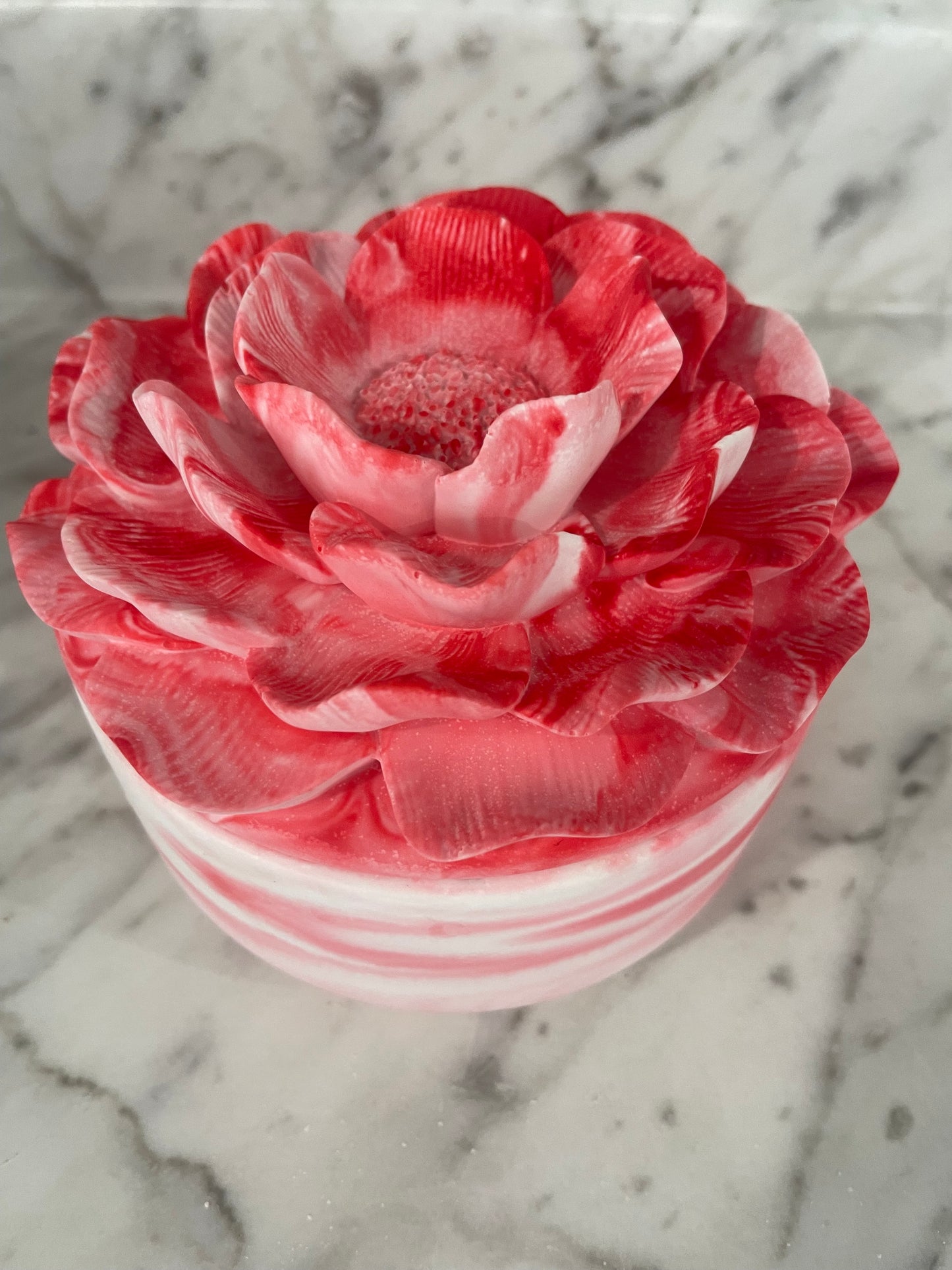 Rose candle holder with jasmine scent