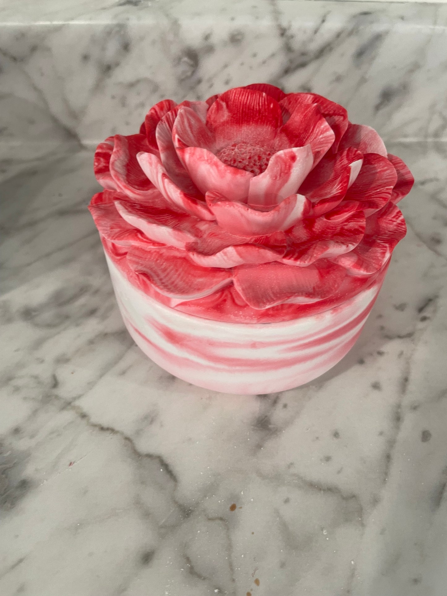 Rose candle holder with jasmine scent