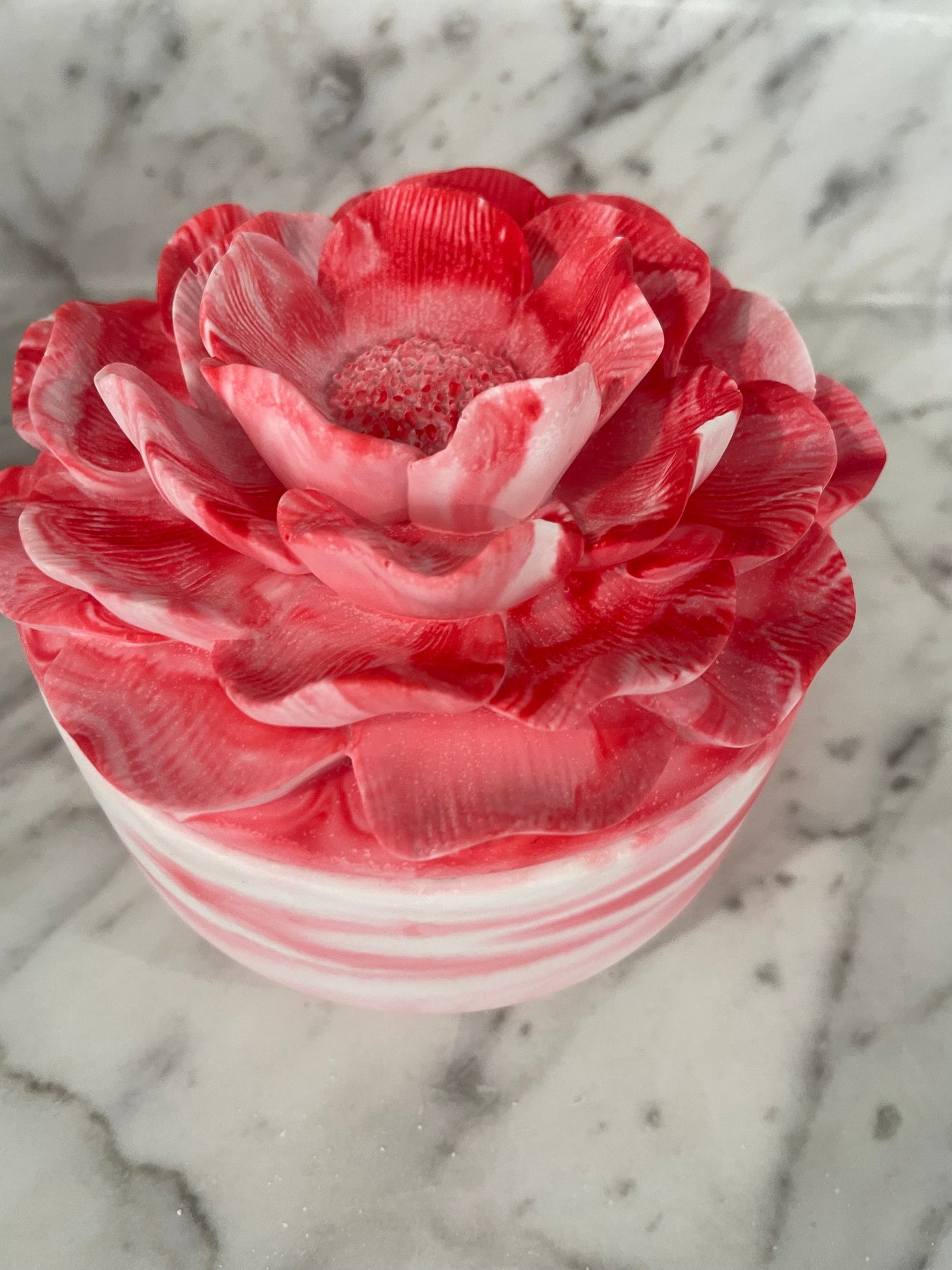 Rose candle holder with jasmine scent