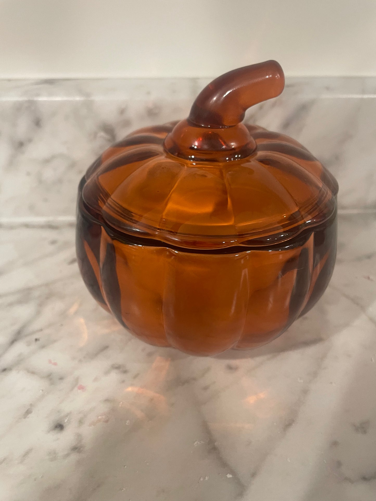 Glass candle pumpkin with pumpkin pie