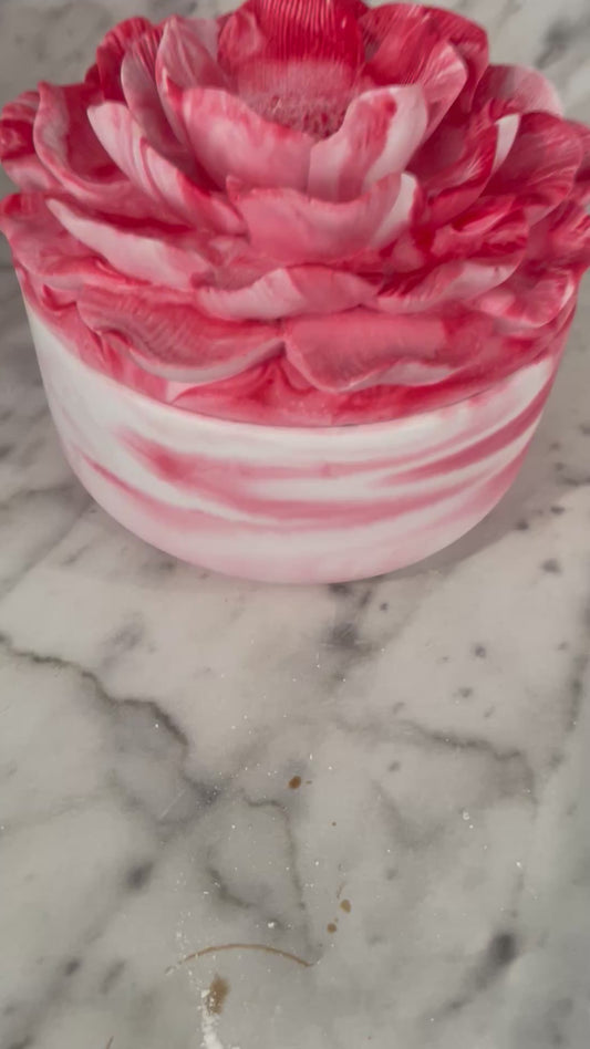 Rose candle holder with jasmine scent